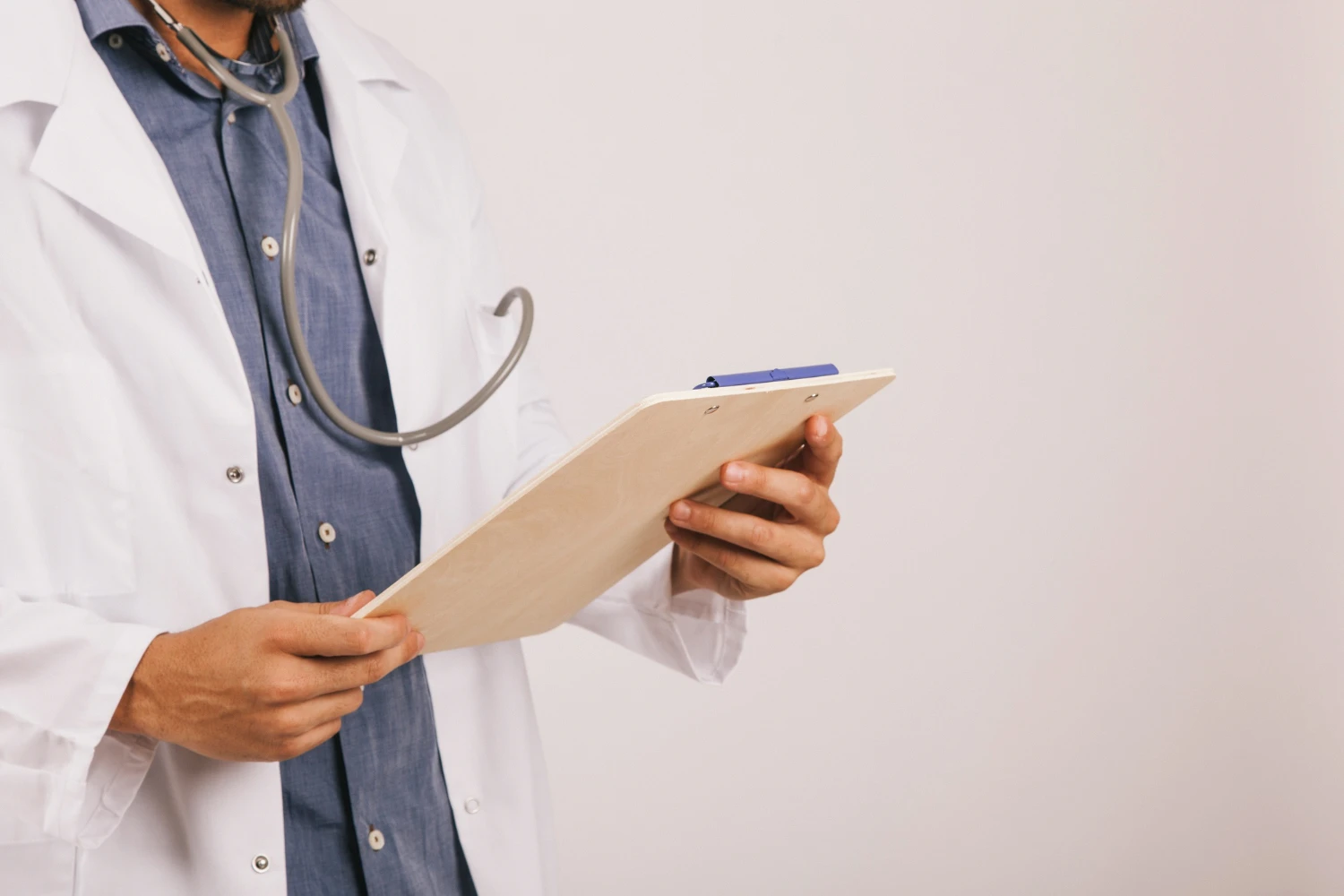 como prevenir doencas cardiovasculares com mudancas de habitos medico com estetoscopio e anotacoes c