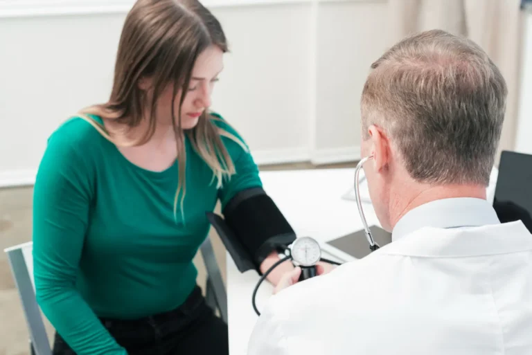 quando procurar um clinico geral principais sinais de alerta medica emprega estenoscopio medindo pre
