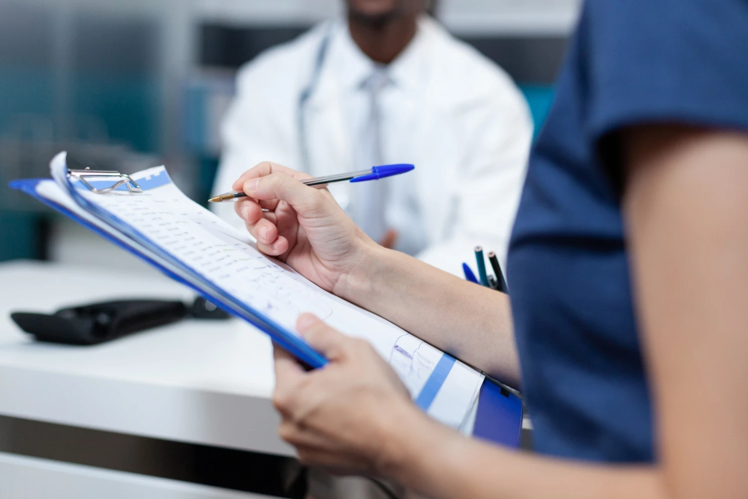 saude preventiva por que consultar o medico mesmo sem sintomas medico preenchendo formulario consult